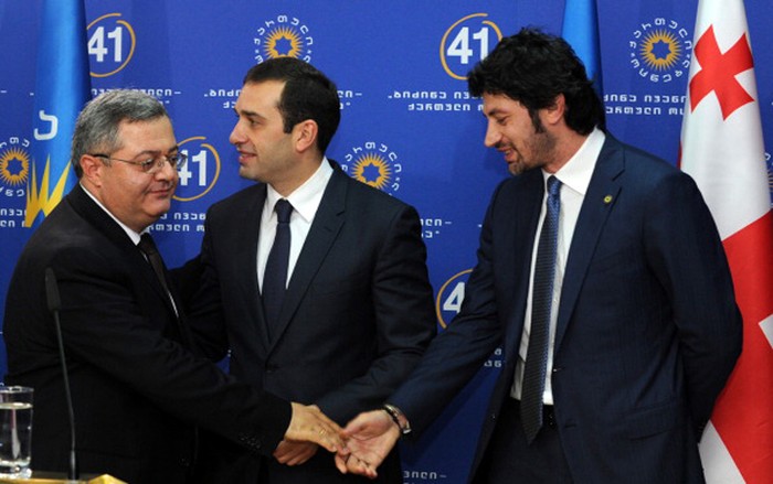 Người phát ngôn của Quốc hội Georgia, David Usupashvili (trái) bắt tay tân phó Thủ tướng Kakha Kaladze (phải) trong lễ nhậm chức.